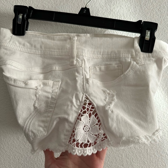 Women’s Hollister White Jean Shorts Distressed Frayed Hem pre owned - Picture 6 of 6